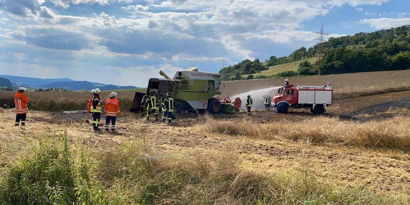 Einsatz für die Feuerwehr: Mähdrescher und Feld in Flammen 